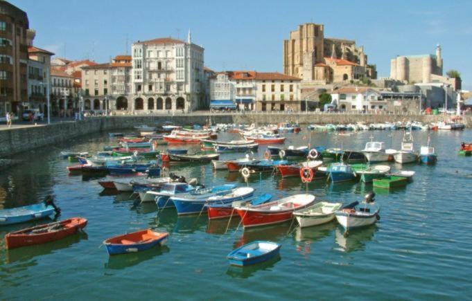 Precioso Apartamento Con Terraza, Pistas De Padel Y Piscinas Apartment Castro Urdiales Bagian luar foto